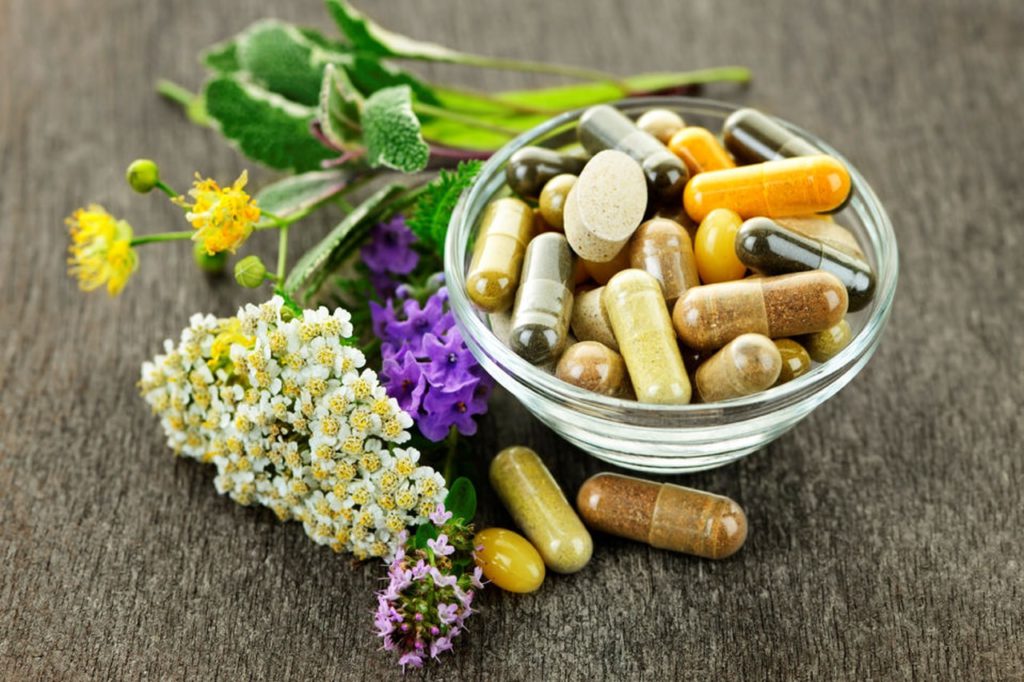imagen medicamentos naturales en capsulas sobre bol